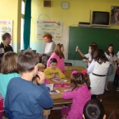 а ту је и мокрофон