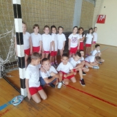 1-2 чекамо почетак игре- 
стави креду у обруч