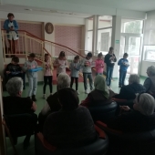 свирање на флаутама и металофонима