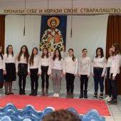 школски хор изводи 
Богородице дјево
