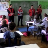 пажљиво слушамо